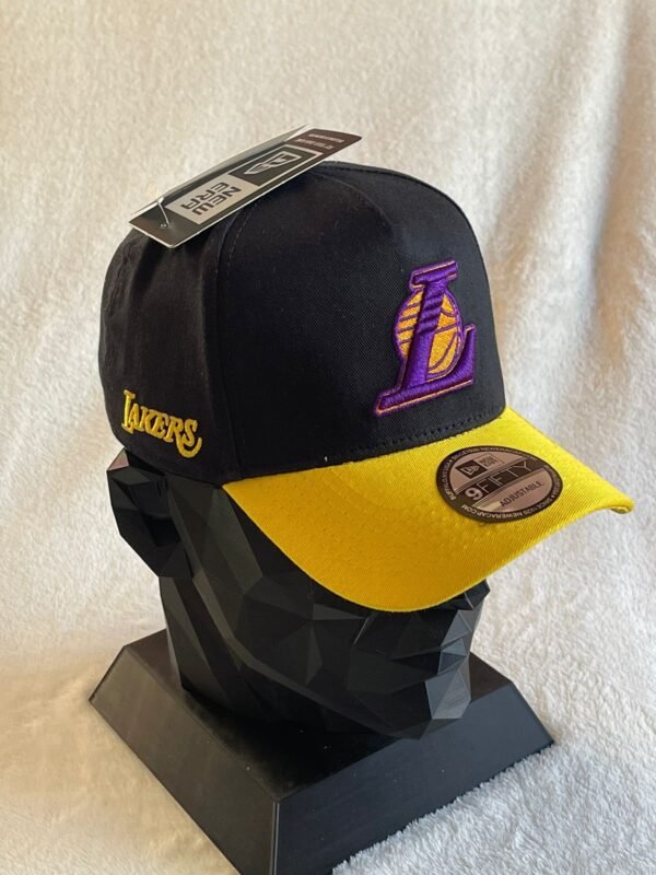 New era cerradas bordadas con elástico