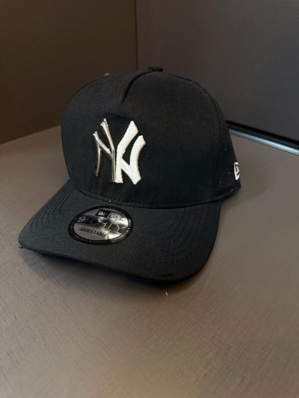 NY logo chapita y bordado