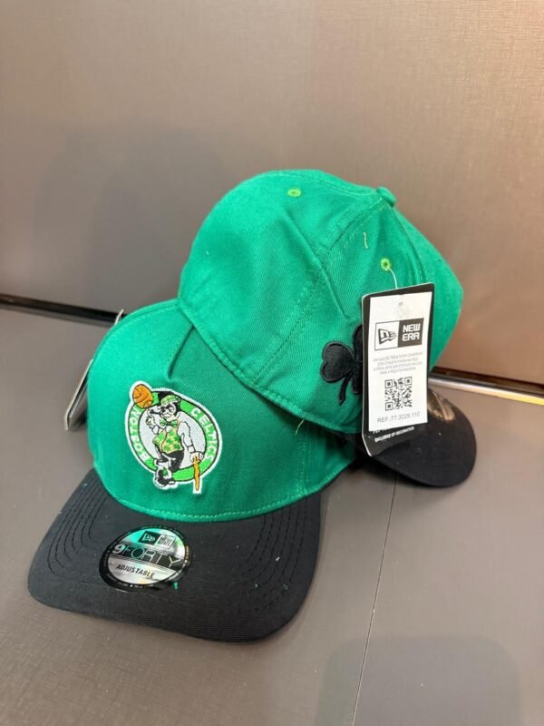 New Era Cerradas Bordadas con elástico