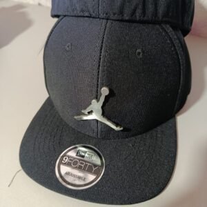 Jordan con logo de metal Plana premium